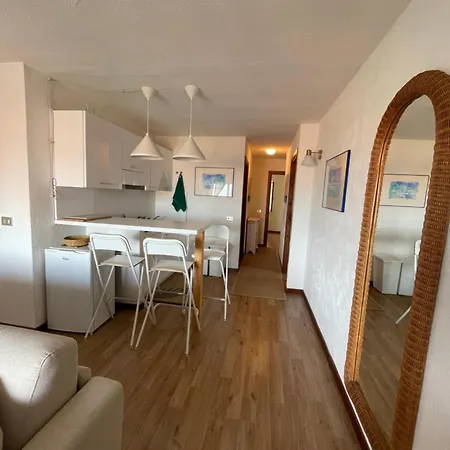 Sea View Apartment *